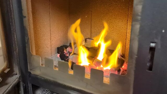 glühende und brennende Shisha Kohle frisch im Ofen 