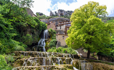 Bonito pueblo. Un arroyo atraviesa la localidad en una cascada que desemboca en el río Ebro....