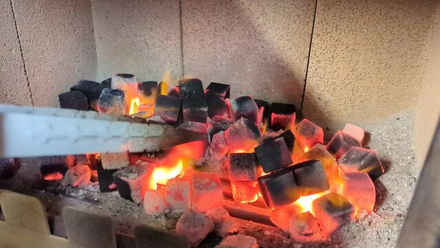 glühende und brennende Shisha Kohle frisch im Ofen 