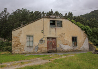 Fototapeta na wymiar abandoned house by the road in the countyside