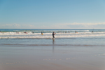 escena en la playa de surfers 