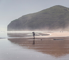 escena en la playa de surfers 