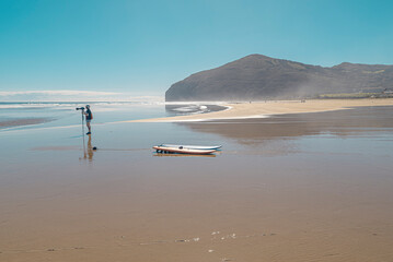 escena en la playa de surfers 