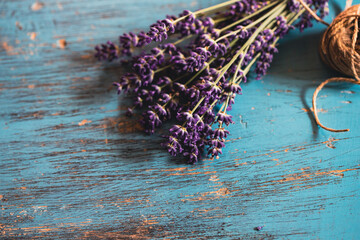 Naklejka premium Lavender flowers on vintage turquoise wooden background