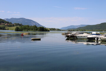 Le lac du lit au roi, village de Massignieu de Rives, d&eacute;partement de l'Ain, France