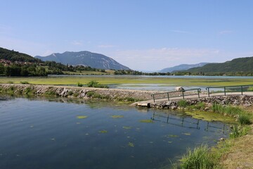 Fototapeta premium Le lac du lit au roi, village de Massignieu de Rives, département de l'Ain, France