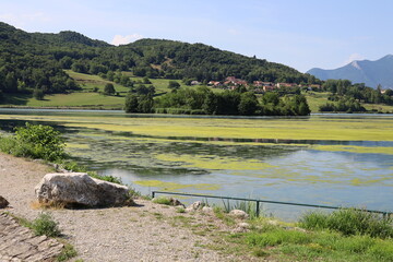 Fototapeta na wymiar Le lac du lit au roi, village de Massignieu de Rives, département de l'Ain, France