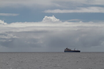 Frachtschiff am Horizont