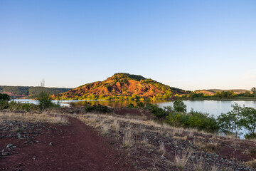 Vue sur l'ancien volcan du Cérébou au bord du Lac du Salagou au coucher du soleil