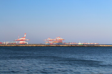 Fototapeta na wymiar 横浜港の工業地帯 全景