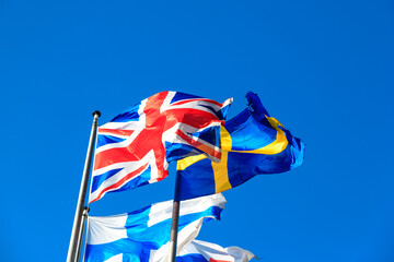 Flaggen der Staaten Großbritannien, Schweden und Finnland vor dem Europäischen Parlament in...