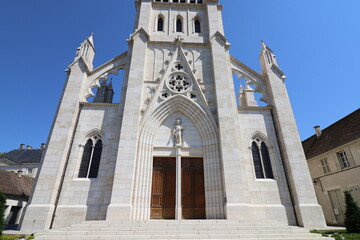 Fototapeta na wymiar La cathédrale Saint Jean Baptiste, de style néogothique, construite au 19eme siècle, vue de l'extérieur, ville de Belley, département de l'Ain, France