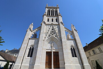 Fototapeta na wymiar La cathédrale Saint Jean Baptiste, de style néogothique, construite au 19eme siècle, vue de l'extérieur, ville de Belley, département de l'Ain, France