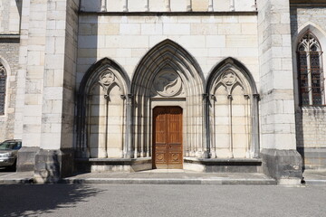 Fototapeta premium La cathédrale Saint Jean Baptiste, de style néogothique, construite au 19eme siècle, vue de l'extérieur, ville de Belley, département de l'Ain, France