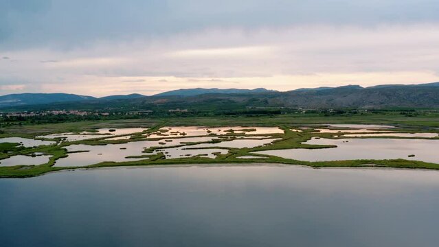 Etang de Salses le Ch&acirc;teau au coucher de soleil