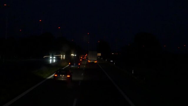 Autobahnfahrt bei Nacht - Lichter im Dunkeln