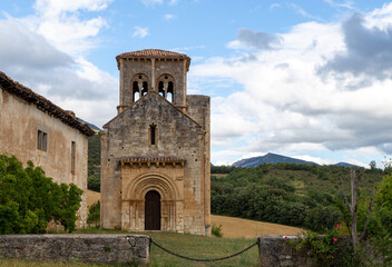 Ermita románica de San Pedro de Tejada (siglo XII). Se considera una de las obras más importantes del arte románico en Burgos. Puente Arenas, Burgos, España.	