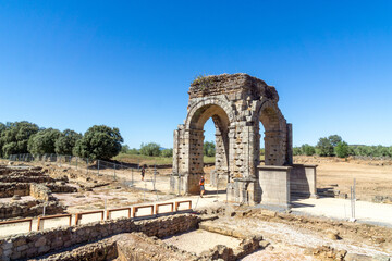 Arco romano de Cáparra (siglo I). Valle del Ambroz, Cáceres, España. - obrazy, fototapety, plakaty
