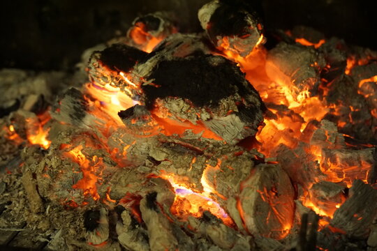 Primer plano de ascuas en una chimenea