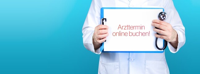 Arzttermin online buchen!. Arzt hält blaues Schild mit Papier. Wort steht auf Dokument. Stethoskop...