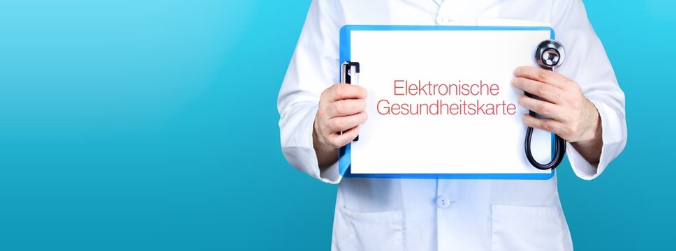 Elektronische Gesundheitskarte. Arzt h&auml;lt blaues Schild mit Papier. Wort steht auf Dokument. Stethoskop in der Hand.