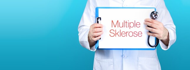 Multiple Sklerose (MS). Arzt hält blaues Schild mit Papier. Wort steht auf Dokument. Stethoskop in...