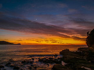 Obraz premium Sunrise over the sea with high cloud