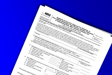 Obraz premium Form 4852 documentation published IRS USA 44083. American tax document on colored