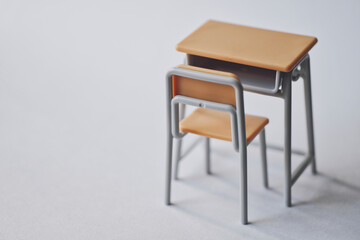 机と椅子 学校イメージ