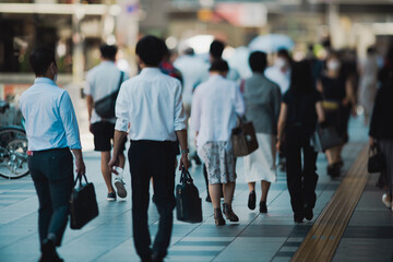 Fototapeta premium 大阪の街を歩く人々