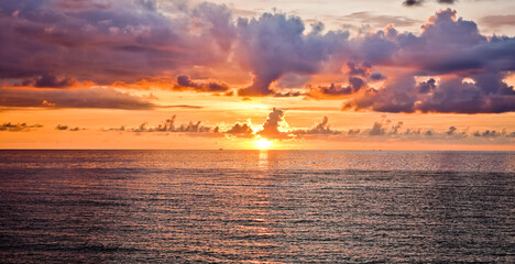 Obraz premium The beauty of the sunset in the city of Old Menado