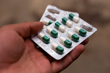 Manos sosteniendo un blister de pastillas. Concepto de medicamentos.