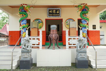 worship buildings, pagodas with bright colors and Chinese carvings. text : benevolence