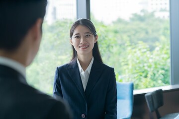 立ながら話をする日本人男女