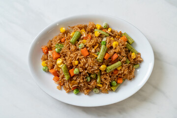  fried rice with green peas, carrot and corn