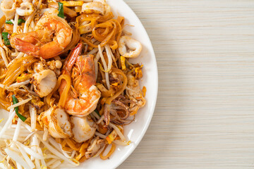 Obraz na płótnie Canvas Pad Thai Seafood - Stir fried noodles with shrimps, squid or octopus and tofu