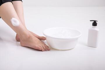 身体を洗う女性の足元　Women's feet washing their bodies