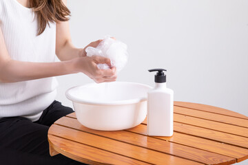 洗顔ネットで泡立てる手元　At hand whipping with a face wash net