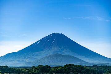 山梨県富士河口湖町の精進湖と富士山