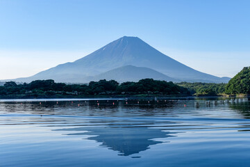 山梨県富士河口湖町の精進湖と富士山