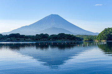山梨県富士河口湖町の精進湖と富士山