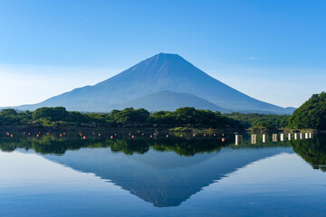 山梨県富士五湖のうちの一つの精進湖と富士山