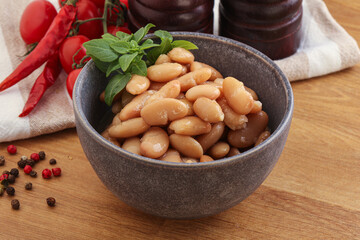 Whinte canned kidney beans in the bowl