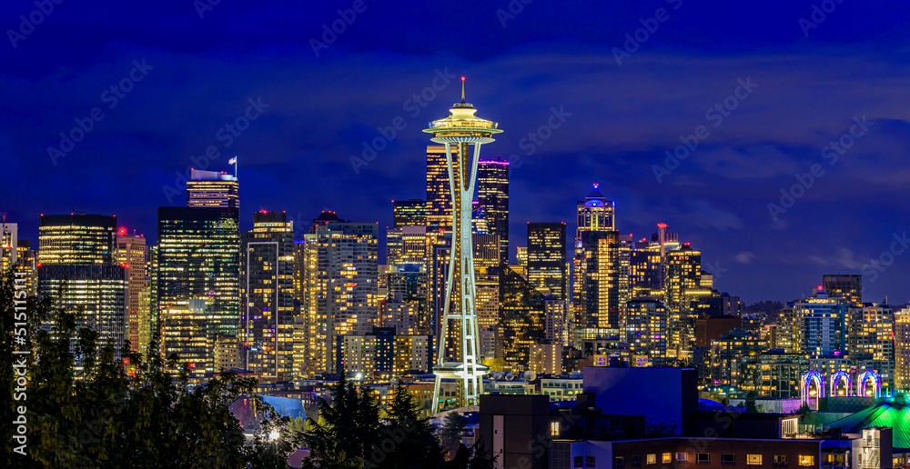 Wall mural Sunset skyline panorama with the Space Needle, Kerry Park in Seattle, Washington