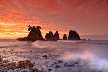 朝焼けの蓑掛岩