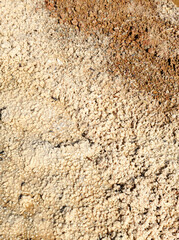 Concreciones de sal por evaporación del agua salada. Fondo y textura salina. Salitre, salmuera