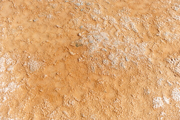 Sale sul fondo dello stagno di evaporazione. Produzione di sale indoor nelle saline.