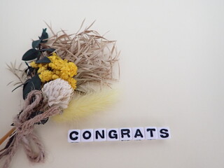 おめでとうCONGRATSの単語と花、ドライフラワー