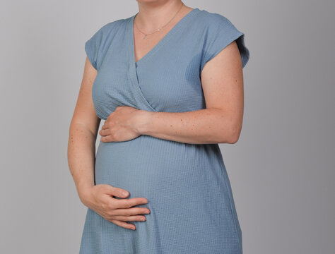 werdende mutter babybauch schwanger schwangere schwangerenbauch schwangerschaft bauchumfang mutterschutz