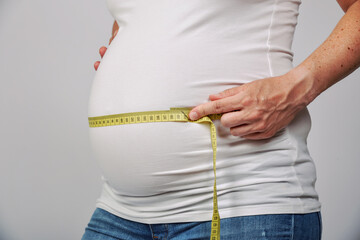 werdende mutter babybauch schwanger schwangere schwangerenbauch schwangerschaft bauchumfang...